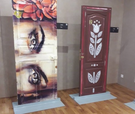 Arte y reflexión: 48 puertas pintadas para 48 mujeres asesinadas