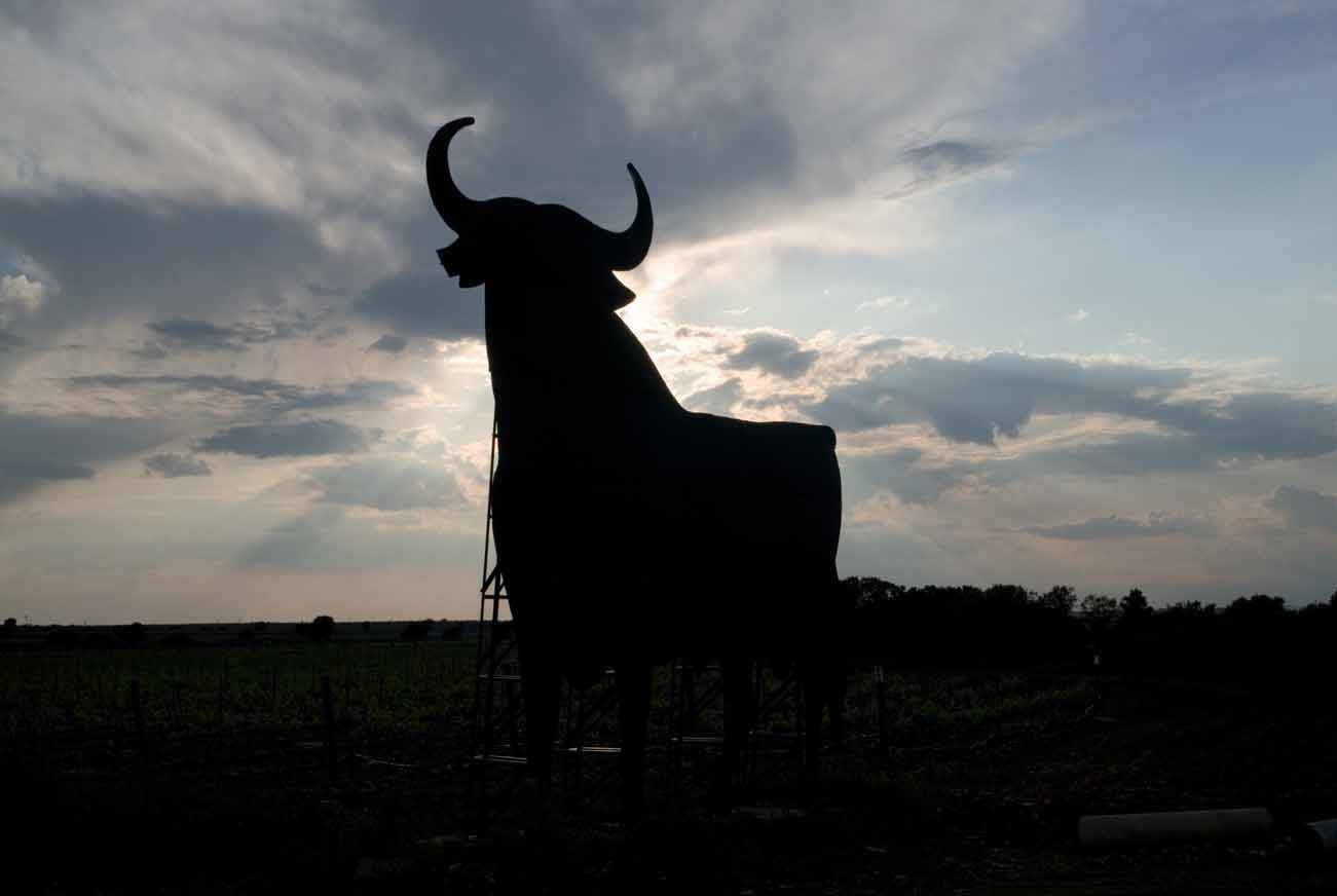 Atardecer sobre un toro de Osbone, icono de España. Foto: EFE. - 