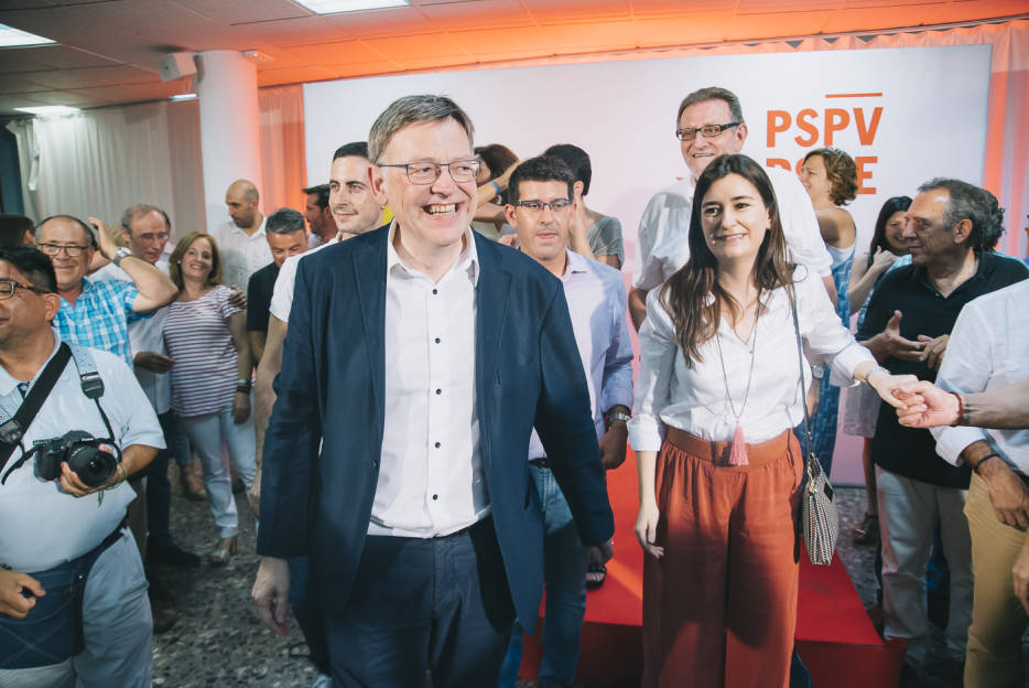 Ximo Puig durante la noche de las primarias junto a Montón, Rodríguez, Bielsa y Ros. Foto: KIKE TABERNER - 