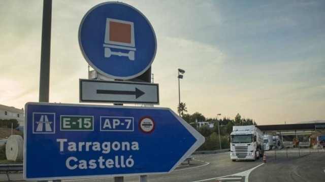 Compromís pide a la DGT que permita a los camioneros acceder a la AP-7 sin alterar su ruta