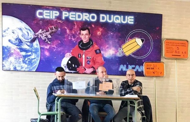 El cuadro gigante del Pedro Duque astronauta que presidió la votación en un colegio de Alicante