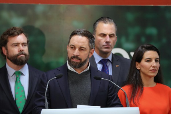 Abascal invita a PP y Cs a abstenerse y se desentiende de la gobernabilidad