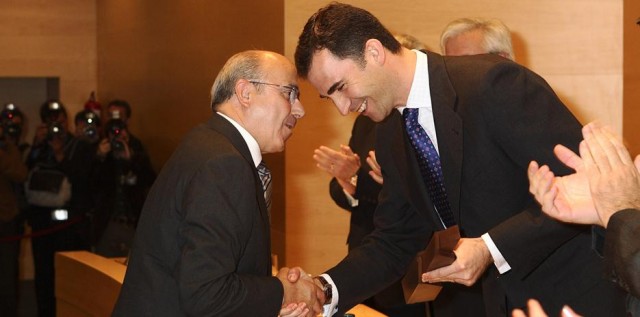 Manuel Torres recibe la Medalla de Oro de la patronal navarra ante el Rey