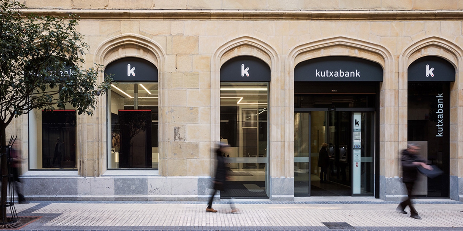 Kutxabank no quiere ser menos y también abrirá por la tarde