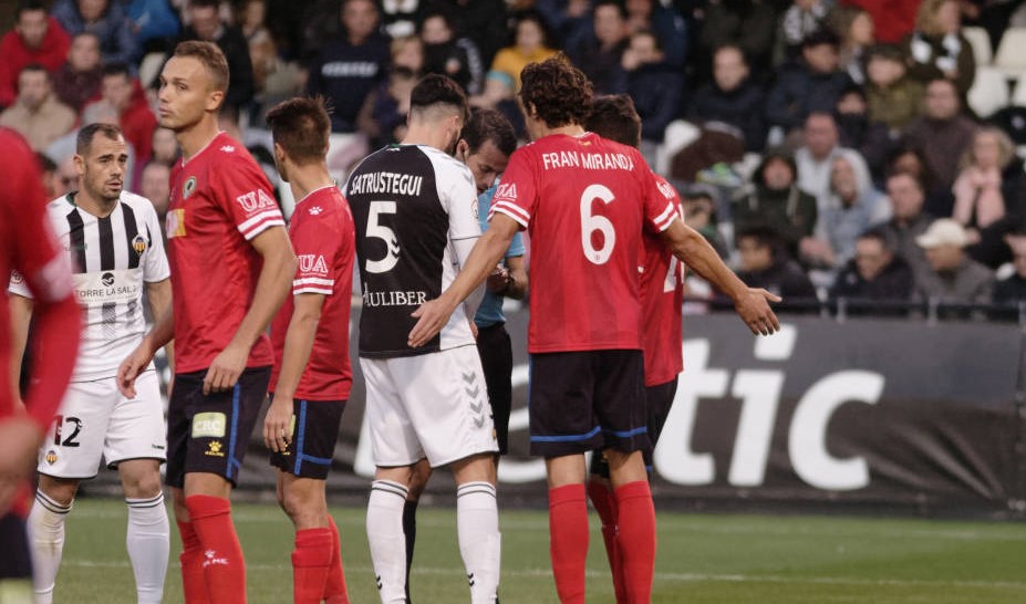 El árbitro toma nota de la tarjeta amarilla para Satrústegui, que acarrea sanción. Foto: ANTONIO PRADAS  - 