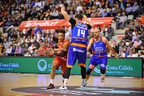 El UCAM CB se lleva en la prórroga un duelo de infarto ante el Valencia Basket (97-95)