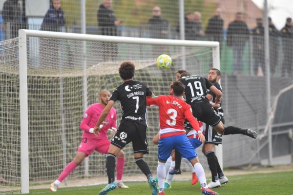 Este Cartagena no se cansa de ganar y de no encajar y refuerza su liderato en Granada (0-1) 