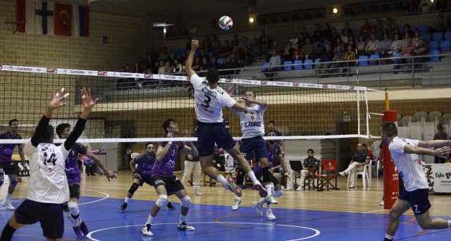 El UBE L'Illa Grau derrota con facilidad al CV Melilla (0-3) y vuelve a mirar hacia arriba 