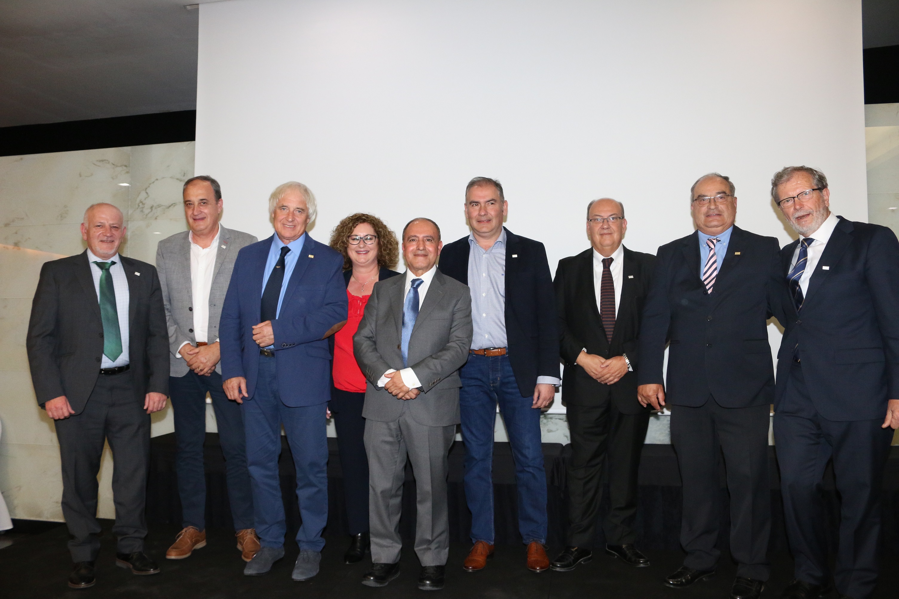 Los técnicos cerámicos dan su 'Insignia de Oro' a Giovanni Ravaglia, Maribel López y José María Batán