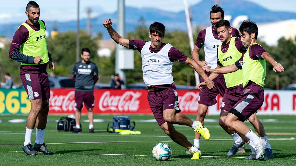 Ekambi entra en la lista, Manu Morlanes y Moreno siguen de baja