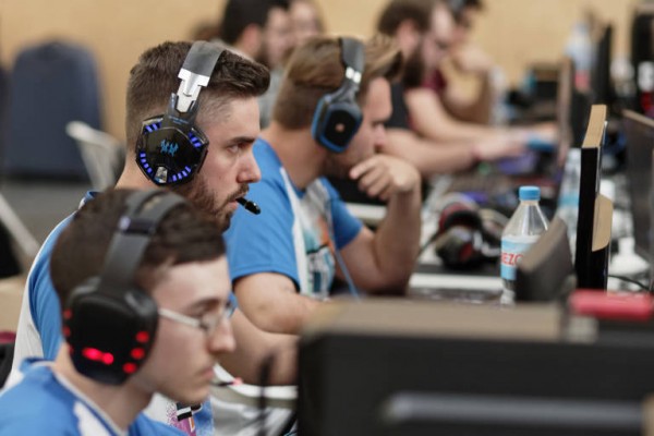 Els amants dels videojocs se citen a la Vall d'Uixó amb tornejos de Fortnite, FIFA o Smash Bros