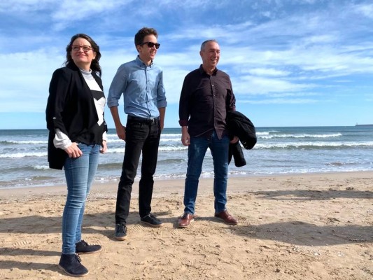 Errejón pasa la jornada de reflexión en la playa de la Malvarrosa