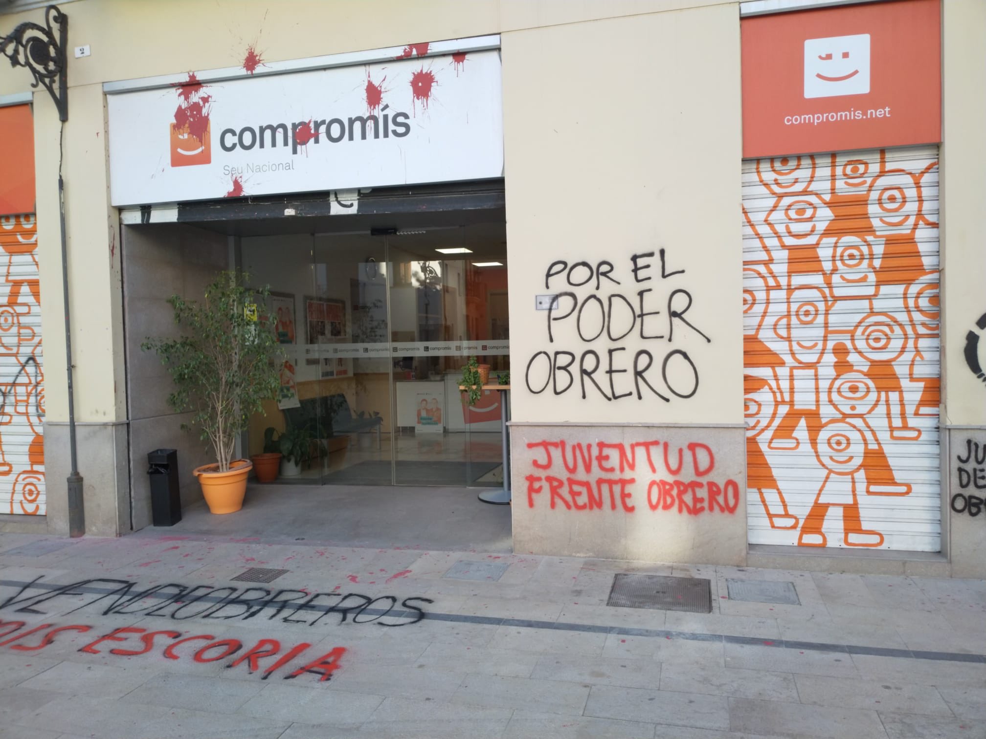 Atacan con pintadas de 'vendeobreros' la sede de Compromís en València