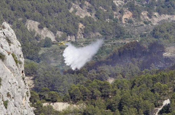 Los bomberos dan por estabilizado el incendio en Castell de Guadalest, ya sin llama