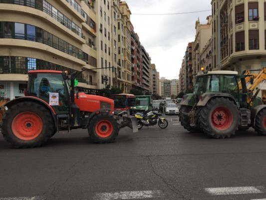 Masiva 'Tractorada' en València contra los cambios en la CV-500