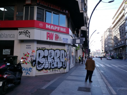Las tiendas 'online' y los altos precios de los locales llenan Murcia de carteles de 'se alquila'