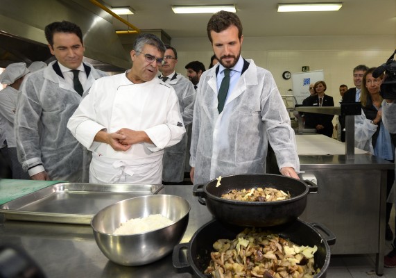 Casado 'cocina' en Murcia y se 'viste' de romano en Cartagena en el sprint final de la campaña