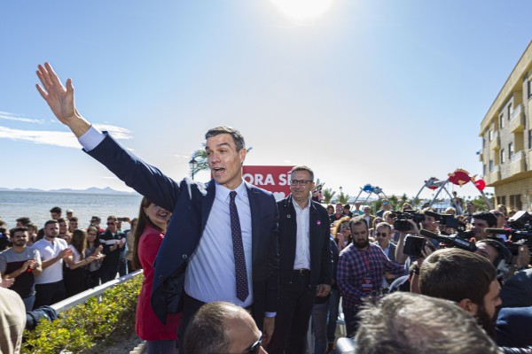Pedro Sánchez anuncia en Los Alcázares que peleará por un Mar Menor 