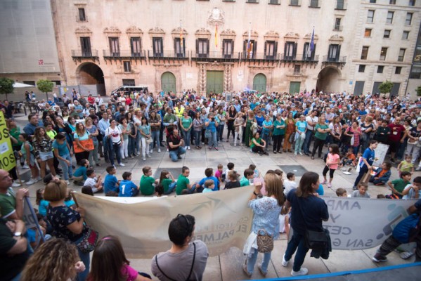 La plataforma vecinal recurre el permiso del Consell a la terminal de graneles del Puerto