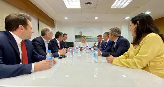 Las químicas se ofrecen a elaborar un plan industrial