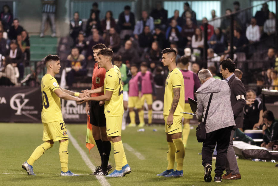 Simón Moreno es sustituido en su reciente partido en Castalia. (Foto: ANTONIO PRADAS) - 
