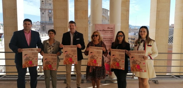 Los comercios sacan a la calle su 'stock' con descuentos en la Avenida de la Libertad