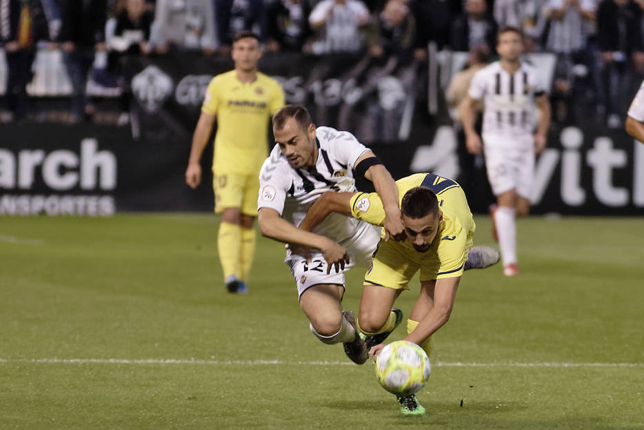 A la pugna por el balón en Castalia le ha seguido la pugna en los despachos. (Foto: CARME RIPOLLÈS) - 