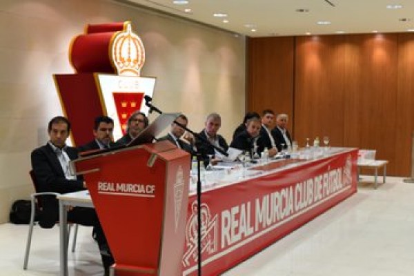 El Real Murcia aprueba sus cuentas y Tornel prescinde de Almela, Baeza y Cano en su Consejo

