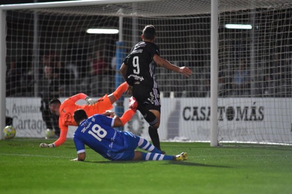 Triplete de maderas de Caballero para un líder Cartagena con más juego que acierto