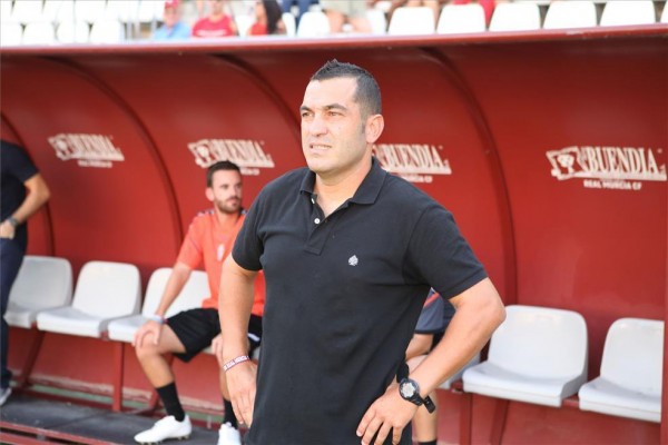 El Murcia empata con gol de Juanra y Chumbi fallando un penalti y está a un punto del descenso