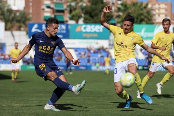 El UCAM CF no termina de arrancar con Rivera y no pasa del 1-1 en casa ante el Cádiz B
