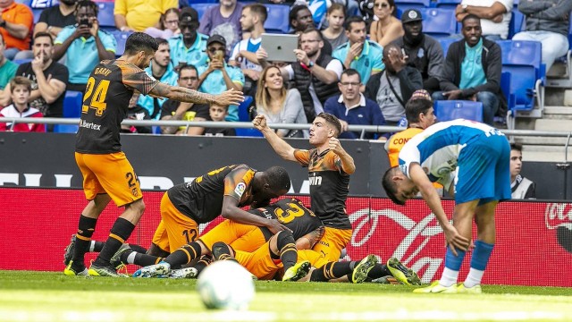 El Valencia saca su raza para remontar en Cornellà