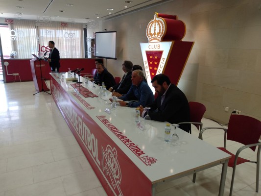 La falta de quorum (sólo un 18%) deja para este domingo la junta de accionistas del Real Murcia