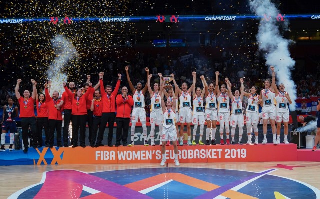 CaixaBank expone las copas del Mundial masculino y del Eurobasket femenino conquistadas por España