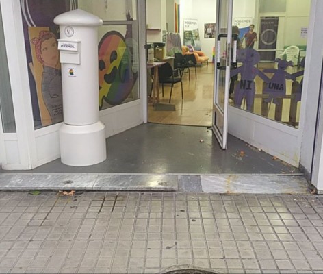 La sede de Podemos en Elche sufrió un ataque con huevos en la fachada y silicona en la cerradura