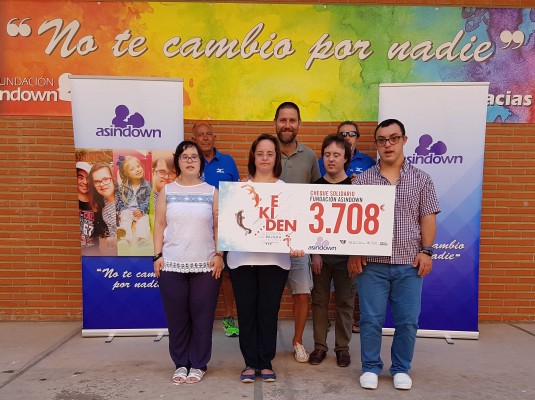 Fundación Asindown recibe la aportación solidaria de los participantes de Ekiden Valencia 2017