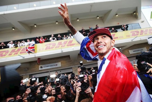 Hamilton mastica la gloria en el centenario de Sainz