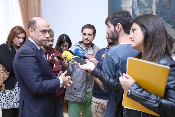 Echávarri descarta retirar a Guanyar las competencias sobre los permisos de las terrazas 