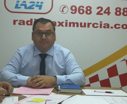 Los taxistas se cansan de pasar las horas muertas en Corvera en temporada baja