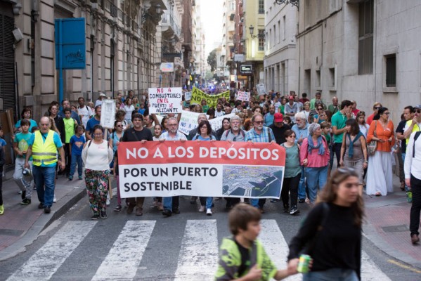 La plataforma vecinal avisa: los depósitos del Puerto no tienen permiso para distribuir gasoil
