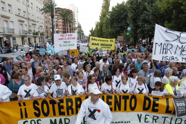 Murcia alza la voz por un Mar Menor moribundo y exige soluciones en una gran manifestación