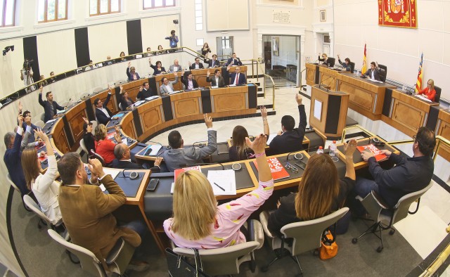 Nueva etapa en la Diputación de Alicante: consenso (y elogios) en el reparto de ayudas