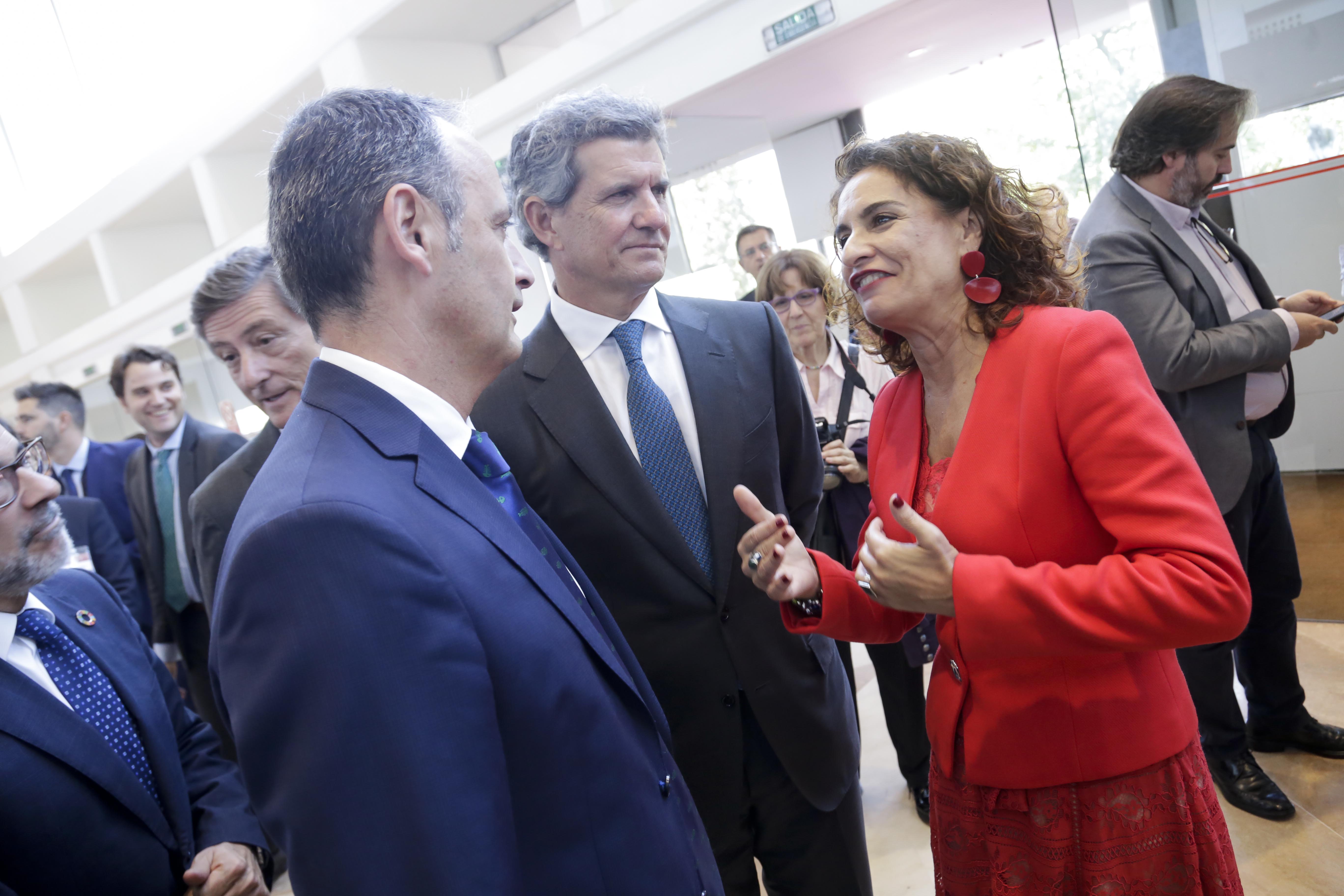 Montero tacha de “incoherente” aumentar la deuda a la vez que bajan impuestos