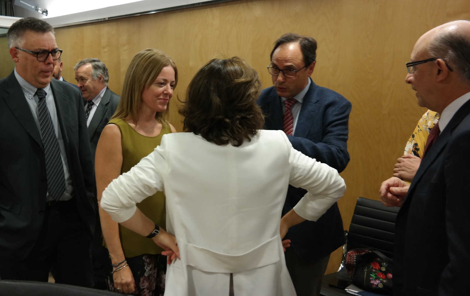 Vicent Soler habla con Soraya Sáenz de Santamaría en el CPFF de este jueves - 