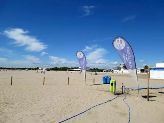 La Fiscalía abre diligencias para investigar los vertidos que obligaron a cerrar la playa de Pinedo