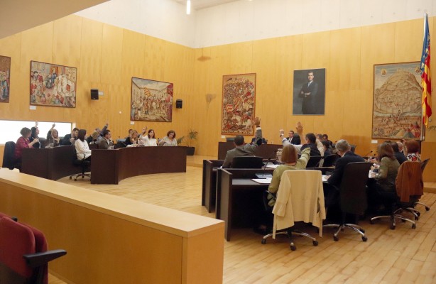 El pleno respalda la moción para que la Generalitat permita al sector del taxi disponer de vehículos de 7 plazas 
