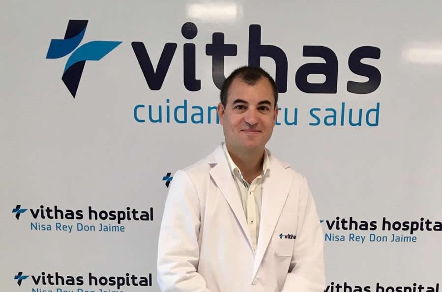 El doctor Jesús Merino posa tras oficializarse su nombramiento como director médico del Hospital Vithas Castellón. - 