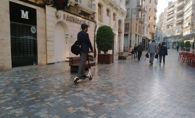El patinete eléctrico campa a sus anchas por las calles de Murcia y Cartagena