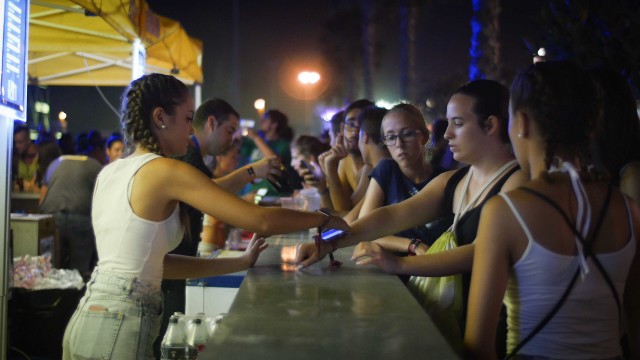 Paga sin dinero, accede sin entrada: la pulsera inteligente que revoluciona los festivales