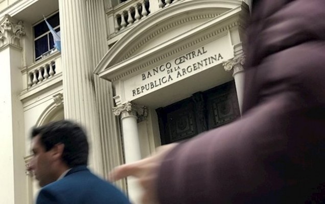 El Banco Central de Argentina reduce a 200 dólares al mes las compras de particulares